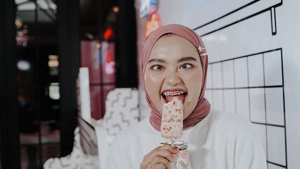Intip Pose Kocak Kulineran Indira Kalistha, Selebgram yang Sepelekan Corona