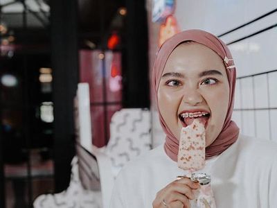 Intip Pose Kocak Kulineran Indira Kalistha, Selebgram yang Sepelekan Corona