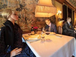 Restoran Ini Bolehkan Pengunjung Makan di Tempat, tapi Ditemani Manekin