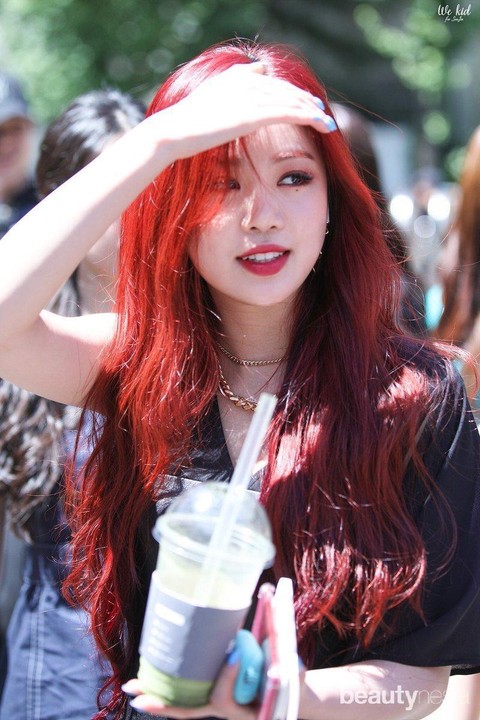 5 Idol  K Pop  Wanita  yang Tampil Menawan dengan Rambut Merah
