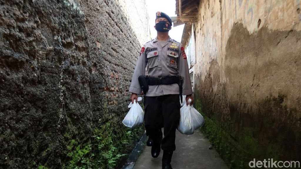 Susuri Gang, Brimob Bagi-bagi Sembako di Bandung