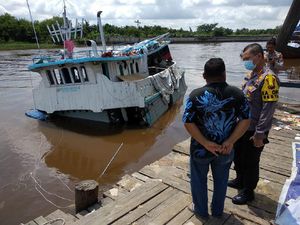 Kapal Pengangkut Sembako Karam di Pekanbaru, Muatannya Dijarah Warga