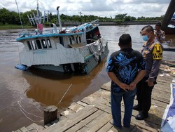 Kapal Pengangkut Sembako Karam di Pekanbaru, Muatannya Dijarah Warga