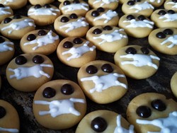 Lucu, Kue Lebaran Ini Pakai Masker