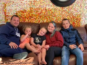 Gokil! Pria Ini Hias Dinding Rumahnya dengan Ribuan Permen Jelly Gokil! Pria Ini Hias Dinding Rumahnya dengan Ribuan Permen Jelly