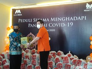 Bank Mega Surabaya Salurkan Bingkisan Sembako ke Warga Terdampak Corona