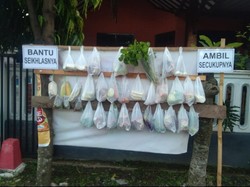 Salut, Warga Blitar Berbagi Sayur dan Sembako di Tengah Pandemi Corona
