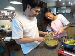Lihat Serunya Keluarga di Korea Bikin Es Cendol Green Tea