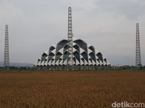 Suasana Ngabuburit di Masjid Apung Al-Jabar Bandung