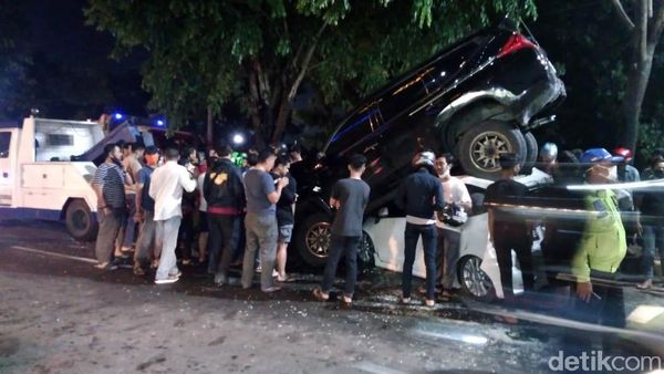 Kecelakaan Beruntun hingga Mobil Bertumpuk-tumpuk