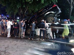 Kecelakaan Beruntun hingga Mobil Bertumpuk-tumpuk