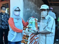 Bupati Lutra Bagikan Benih Jagung ke Kelompok Tani Senilai Rp 1,9 M