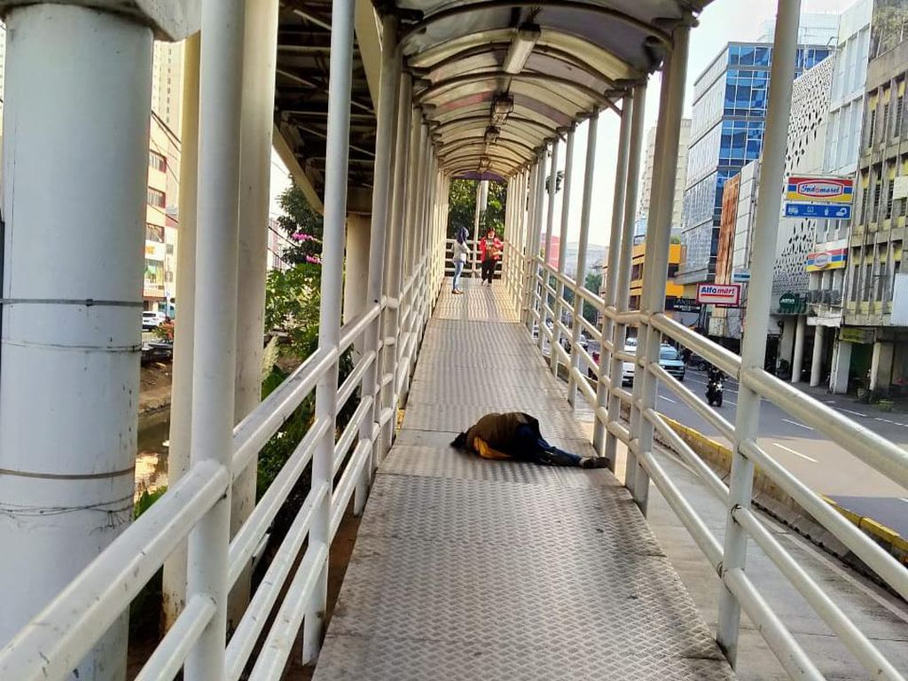 Viral Penumpang TransJ Pingsan di Halte Mangga Besar, Begini Kejadiannya Viral Penumpang TransJ Pingsan di Halte Mangga Besar, Begini Kejadiannya