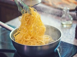 Netizen Bagikan Tips Rebus Spaghetti Agar Tak Kering atau Berminyak