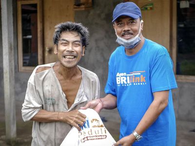 Salurkan Bantuan Hingga Pelosok Desa Lewat Agen BRILink