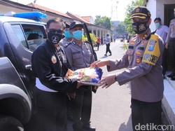 Gandeng Pesilat, Polisi Blusukan Bagi Sembako Ke Warga Terdampak Corona