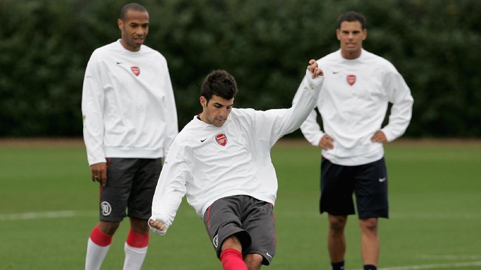 LONDON - OCTOBER 31:  Cesc Fabregas shoots at goal watched by Thierry Henry (L) and Jeremie Aliadiere during the Arsenal training session at their London Colney training ground on October 31, 2006 in London Colney, England.  (Photo by Christopher Lee/Getty Images)