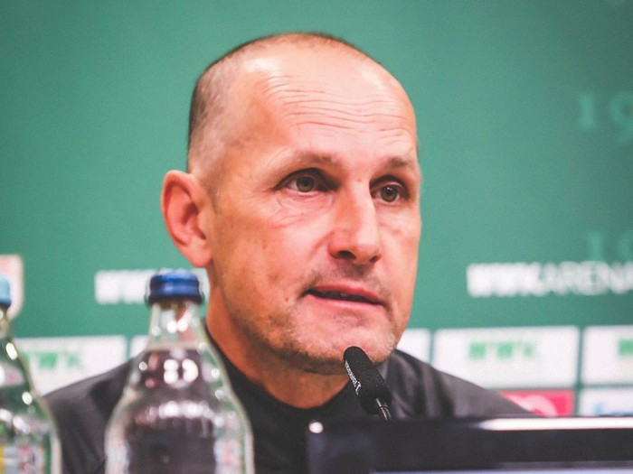 Heiko Herrlich melanggar dilarang dampingi Augsburg berlaga di Bundesliga pekan ini.