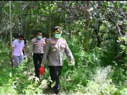 Polisi di Sinjai Sulsel Jalan Kaki Masuk Hutan-Bukit Beri Bantuan ke Warga