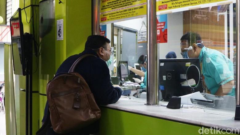 Tiket Kereta Luar Biasa Mulai Diminati Warga PT KAI mengoperasikan perjalanan Kereta Api Luar Biasa (KLB) untuk banyak sekali rute sejak tanggal 12 hingga 31 Mei 2020. Stasiun Gambir pun eksklusif dipenuhi kandidat penumpang.