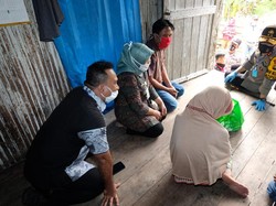 Patungan, Polisi di Jambi Bagikan Paket Sembako ke Warga Terdampak Corona