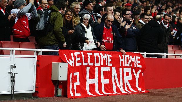 Suporter Arsenal menyambut Thierry Henry di Emirates Stadium pada 9 Januari 2012.  (Foto: Clive Mason/Getty Images)