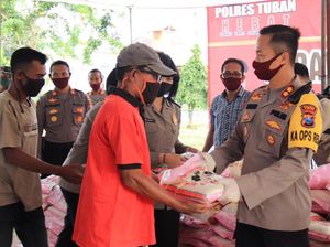Polisi Gandeng TNI Bagi-bagi Warga Tuban Terdampak Corona