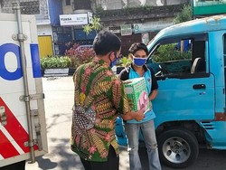 Polda Sulsel Edukasi Bahaya COVID-19 ke Sopir Angkot-Becak dan Bagi Sembako