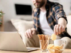 Pandemi Corona Bikin Orang Lebih Suka Ngemil, Ini Kata Psikolog