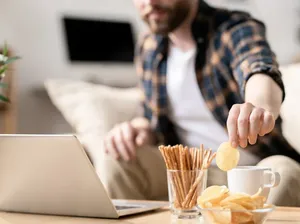 Pandemi Corona Bikin Orang Lebih Suka Ngemil, Ini Kata Psikolog Pandemi Corona Bikin Orang Lebih Suka Ngemil, Ini Kata Psikolog