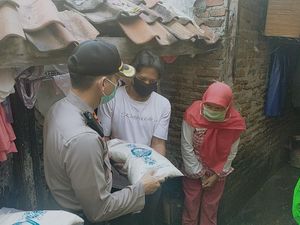 70 Paket Beras Dibagikan ke Warga Genteng Surabaya yang Belum Dapat Bantuan