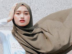 Pakai Masker, Indira Kalistha Ikut Sosialisasi COVID-19 di Masjid