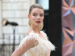 Anya Taylor-Joy Dapat Piala Golden Globe Pertama Lewat The Queens Gambit Anya Taylor-Joy Dapat Piala Golden Globe Pertama Lewat The Queens Gambit