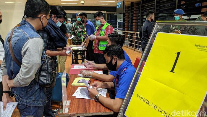 Pengecekan Penumpang di Bandara Soeta Diperketat Bandara Soekarno-Hatta (Soetta) melakukan perubahan jalur pemeriksaan berkas izin perjalanan. Sebagaimana diketahui kemarin penumpang berdesak-desakan.