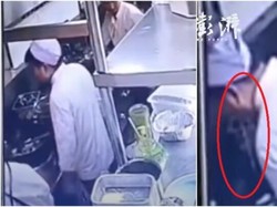 Jijik! Chef Ini Ludahi Makanan Saat Dimasak karena Pemesannya Komplain