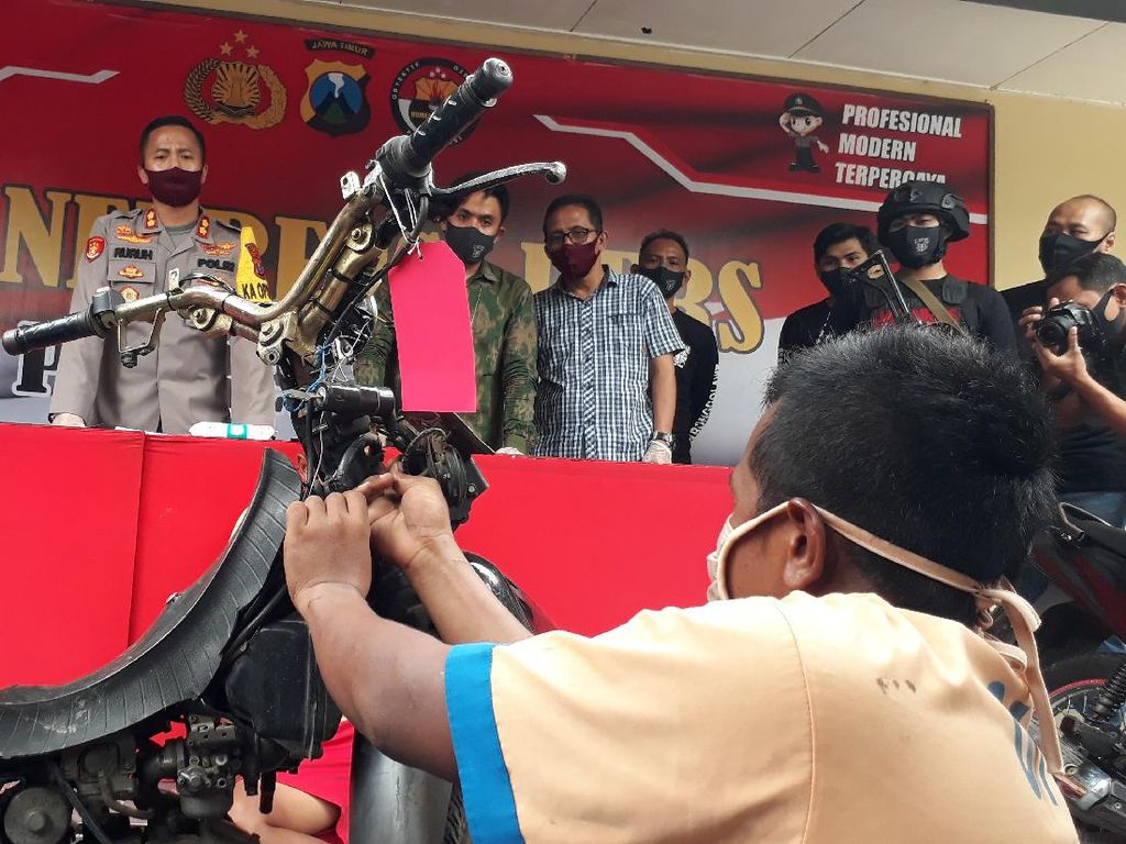 Dua Pelaku Curanmor di Tuban Ditembak Kakinya Saat Beraksi Dua Pelaku Curanmor di Tuban Ditembak Kakinya Saat Beraksi