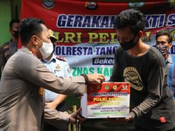 Polisi Bagikan Paket Sembako ke Napi Asimilasi di Kabupaten Tangerang