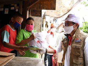 Sembako untuk Perajin Tempe dan Manusia Gerobak