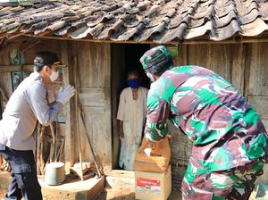 Sempat Kaget Didatangi Polisi, Nenek Sukiyem Akhirnya Bahagia Dapat Sembako