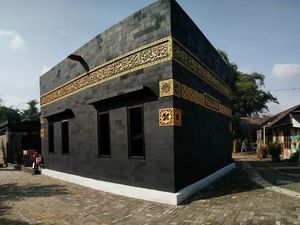 Melihat Masjid Berbentuk Kabah di Kampung Warna-warni Magelang Melihat Masjid Berbentuk Kabah di Kampung Warna-warni Magelang