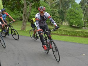 Ganjar Jatuh Saat Gowes, Diangkut Ambulans-Jalani Operasi