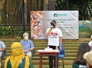 Ketua MPR Bagikan Sembako & Pakan Satwa di Bandung Zoological Garden