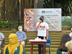 Ketua MPR Bagikan Sembako & Pakan Satwa di Bandung Zoological Garden
