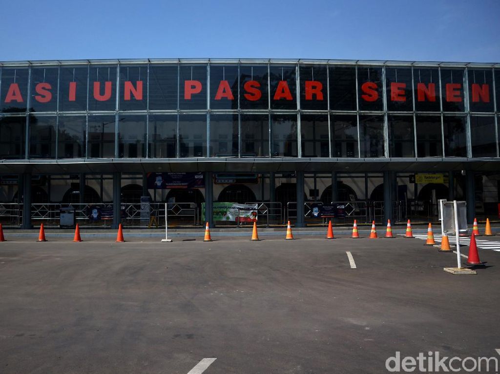 Stasiun Pasar Senen di Hari Pertama Larangan Mudik Lebaran Stasiun Pasar Senen di Hari Pertama Larangan Mudik Lebaran