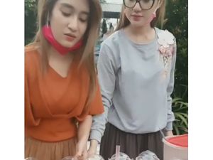 Mampir Yuk! Dua Wanita Cantik Ini Jual Es Buah Buat Takjil