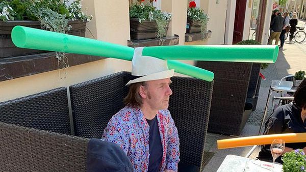 Foto Kocak Pengunjung Cafe Pakai Topi Aneh untuk Jaga Jarak Cegah Corona