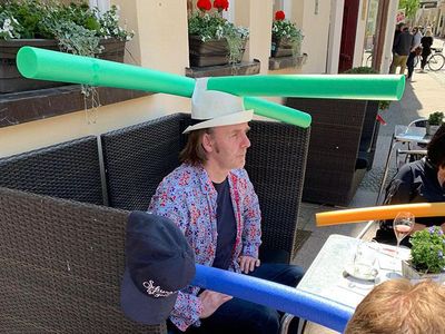Foto Kocak Pengunjung Cafe Pakai Topi Aneh untuk Jaga Jarak Cegah Corona