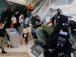Pengawas Polisi Hong Kong Bersihkan Tuduhan Brutalitas Polisi Pengawas Polisi Hong Kong Bersihkan Tuduhan Brutalitas Polisi