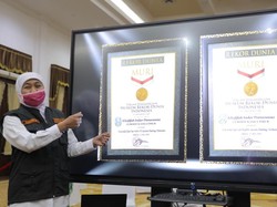 Di Tengah Melawan Pandemi, Gubernur Khofifah Raih 2 Rekor Muri