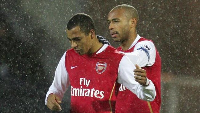 BLACKBURN, UNITED KINGDOM - JANUARY 13: Thierry Henry of Arsenal consoles his team mate Gilberto after he is sent off during the Barclays Premiership match between Blackburn Rovers and Arsenal at Ewood Park on January 13, 2007 in Blackburn, England. (Photo by Laurence Griffiths/Getty Images)